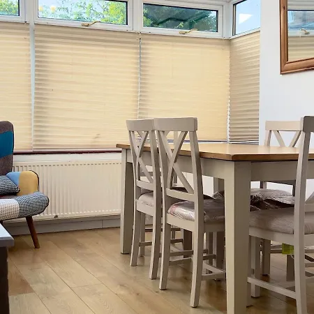 4 Bedroom With Parking Conservatory Fan