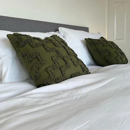 4 Bedroom With Parking Conservatory Fan * Bristol